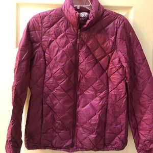 Maroon 32 degrees heat puffy jacket. Sz small. Folds up into a cute little bag❤️